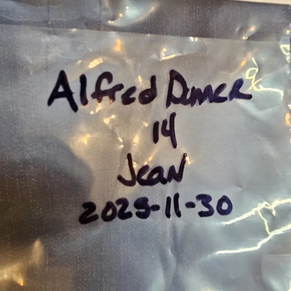 Alfred Dunner 14 Stretch Denim Capris Pull-On Comfort Waist Star Embellished - Picture 8 of 8